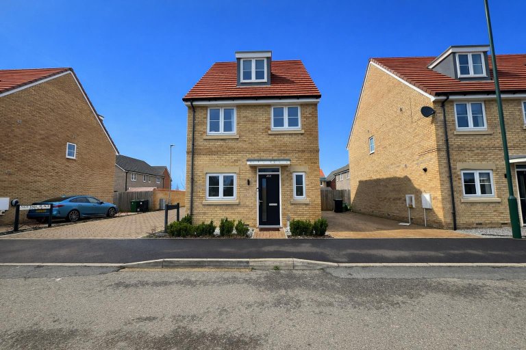 Four Chimneys Crescent, Hampton Heights, Peterborough