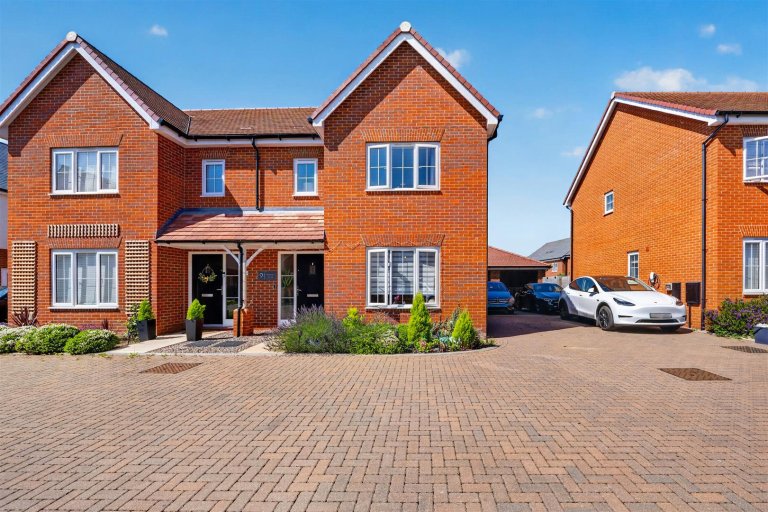 Banbury Drive, Hampton Water, Peterborough